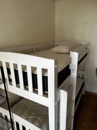 Literas de madera blancas y colchones