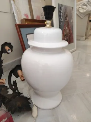 Lámpara de mesa cerámica blanca