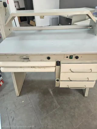 Mesa de trabajo Erio para prótesis dental.