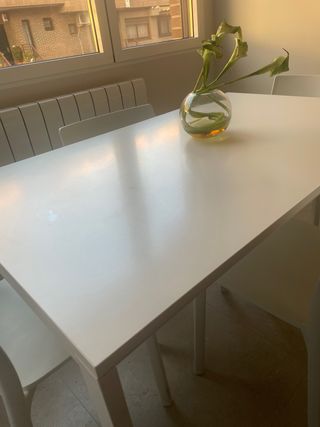 Mesa blanca con 4 sillas IKEA