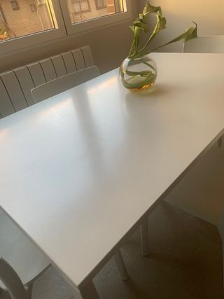 Mesa blanca con 4 sillas IKEA