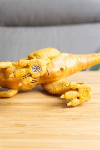 Dinosaurio de juguete amarillo