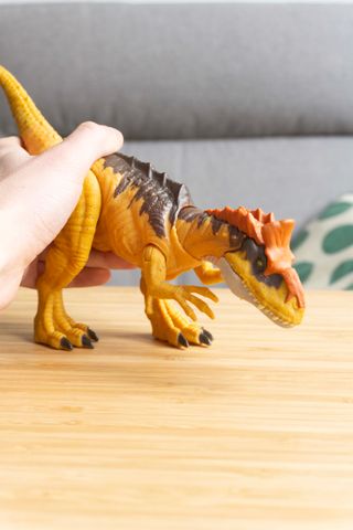 Dinosaurio de juguete amarillo