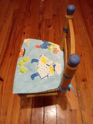 Silla infantil de madera con cojín