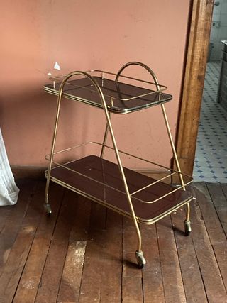 Camarera antigua de madera y metal