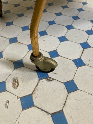 Camarera antigua de madera y metal