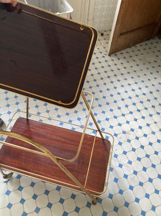 Camarera antigua de madera y metal