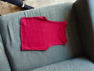 Camiseta tirantes granate elástica