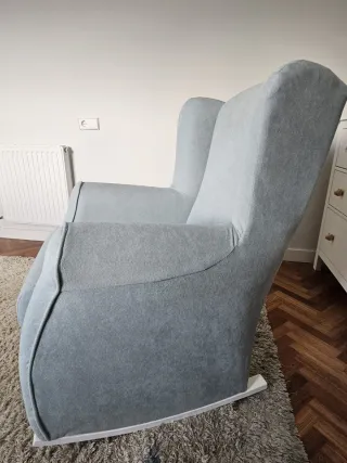 Sillón mecedora verde agua en tela y madera