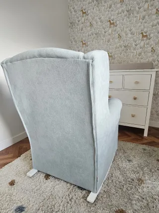 Sillón mecedora verde agua en tela y madera