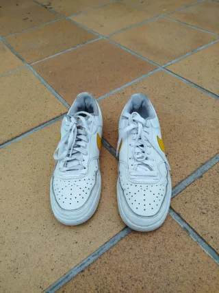 Zapatillas Nike Court Vision Low blancas y amarill