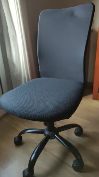 Silla de oficina ergonómica sin brazos