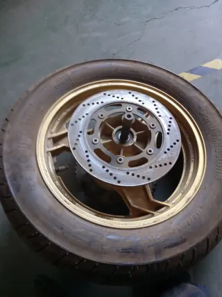Llanta de moto con disco de freno