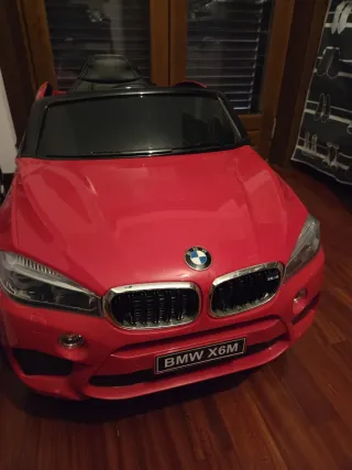 Auto elettrica BMW X6M rossa