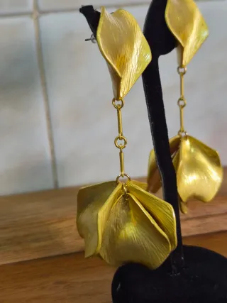 Pendientes flor acero dorado estilo Zara