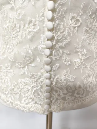 Chaqueta encaje y pedrería color Marfil