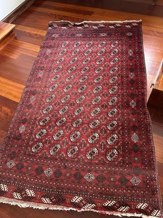 Alfombra de lana roja y marrón