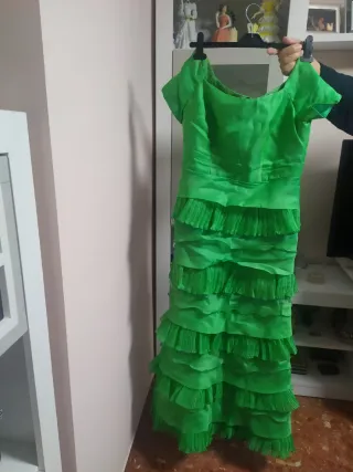 Vestido de fiesta verde con volantes
