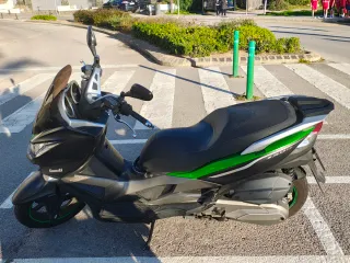 Kawasaki J300 Negro/Verde Maxi Scooter