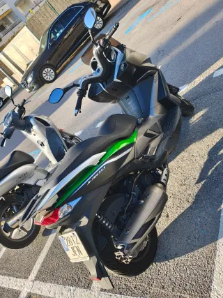 Kawasaki J300 Negro/Verde Maxi Scooter
