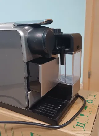 Cafetera DeLonghi EN550S Lattissima