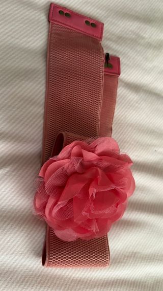 Cinturón rosa con flor