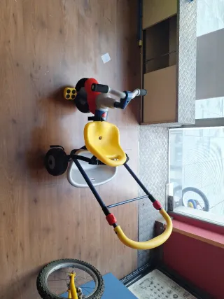 Triciclo infantil amarillo y azul