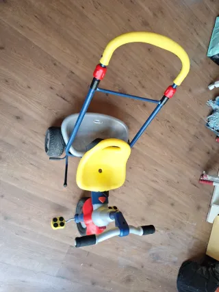Triciclo infantil amarillo y azul
