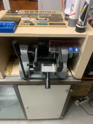 Máquina para copiar llaves + llaves vírgenes