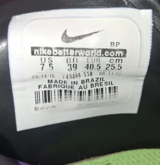 Botas de fútbol Nike moradas y amarillas