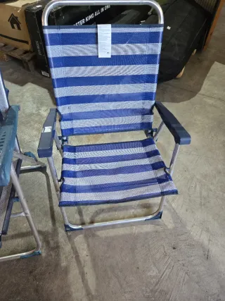 Silla de playa plegable azul y plateada
