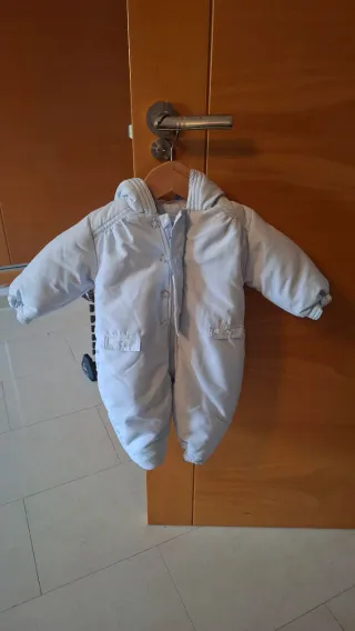 Buzo de bebé blanco con capucha