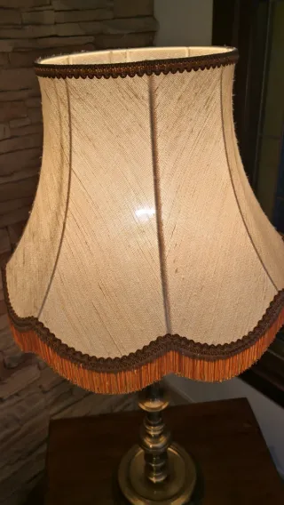 Lámpara de mesa grande beige y dorada