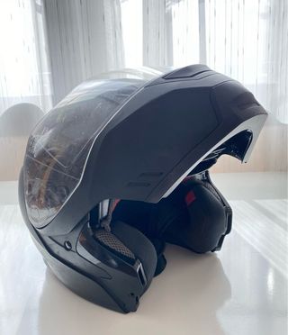 Casco de moto negro integral