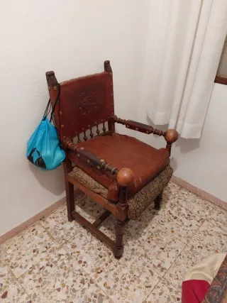 Sillón antiguo de cuero y madera