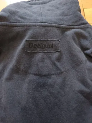 Sudadera Desigual gris y roja