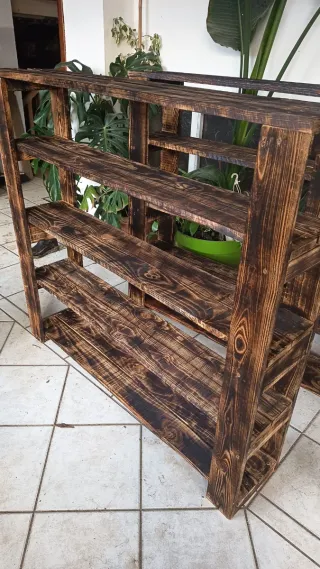 Estanterías de madera maciza