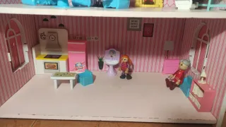 Casa de muñecas de madera
