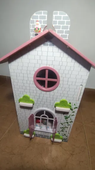 Casa de muñecas de madera
