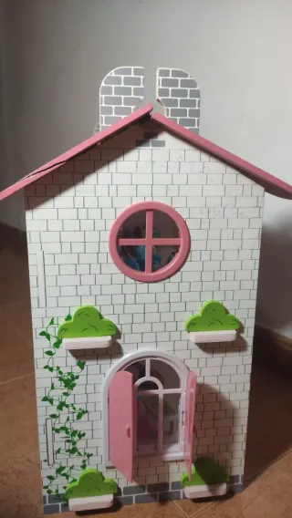 Casa de muñecas de madera