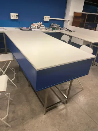 Mesa de trabajo alta con baúl