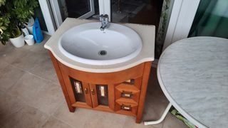 Mueble de baño con lavabo y grifo