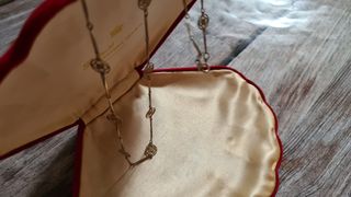 Collana Avon vintage dorata con elementi traforati