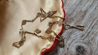 Collana Avon vintage dorata con elementi traforati