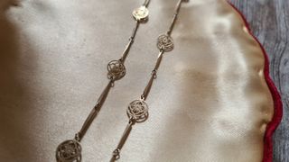 Collana Avon vintage dorata con elementi traforati