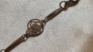 Collana Avon vintage dorata con elementi traforati