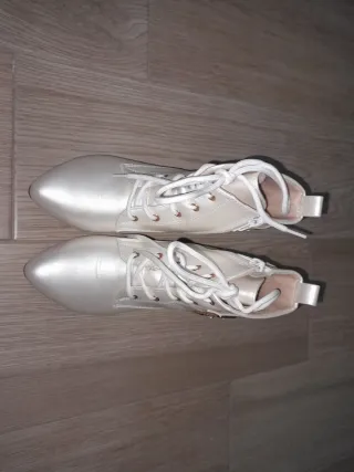 Botas polipiel color crudo con adornos