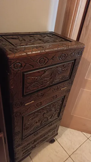 Mueble de madera tallado
