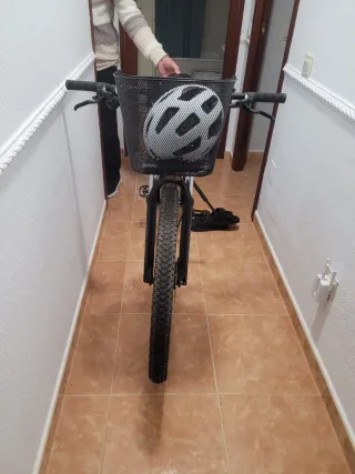 Bicicleta Trek Marlin con casco