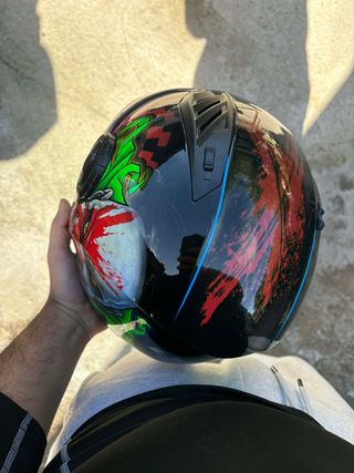 Casco de moto con diseño de payaso